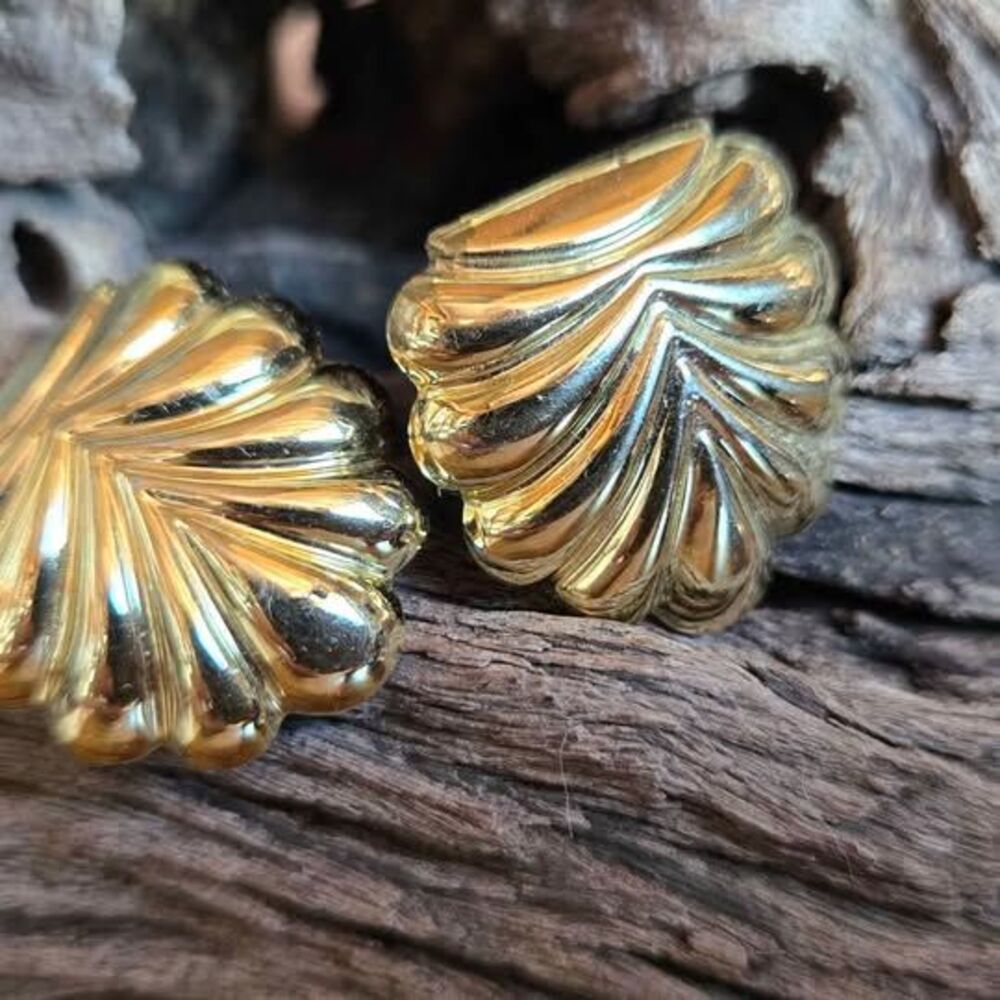 Vintage Gold Tone Fan Shell Statement Stud Earrings 1” Textured Ribbed
